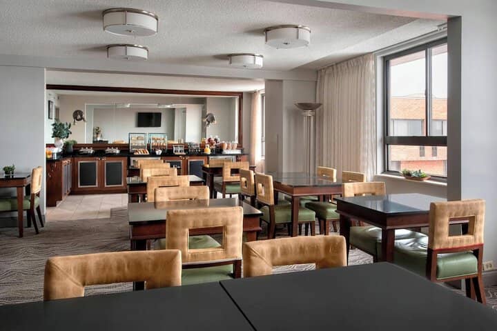 Lounge 22 of 42